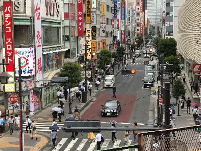 お盆の新橋の街並み