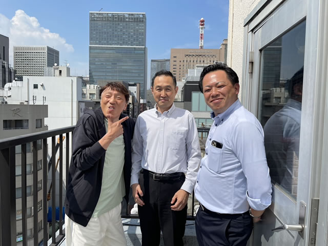 川上さんと事務局員2人との3ショット写真