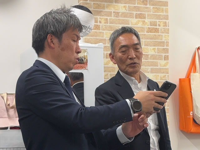 今年最後の事務局来訪者2人