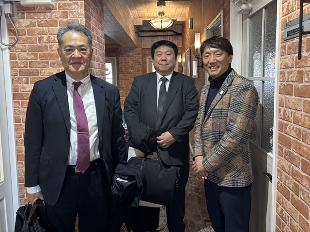 上村社長・高橋部長と一緒に写真を撮りました