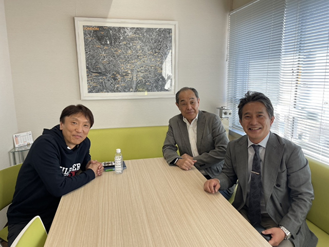 来社された地域新聞の方々との写真