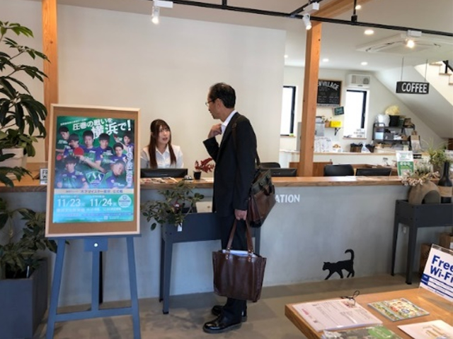 撮影許可の交渉をする村松PF委員会アドバイザー